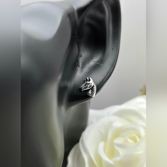 ❤️ HORSEY STUD EARRINGS - Picture 2 of 3